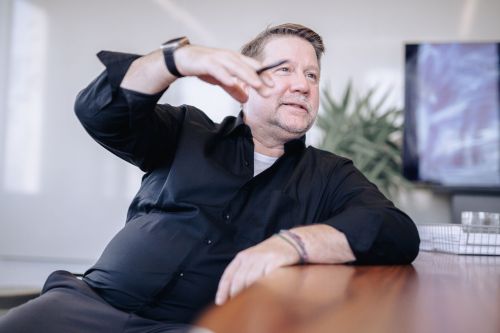 Portrait von Jens Dreßler in einem Meetingraum