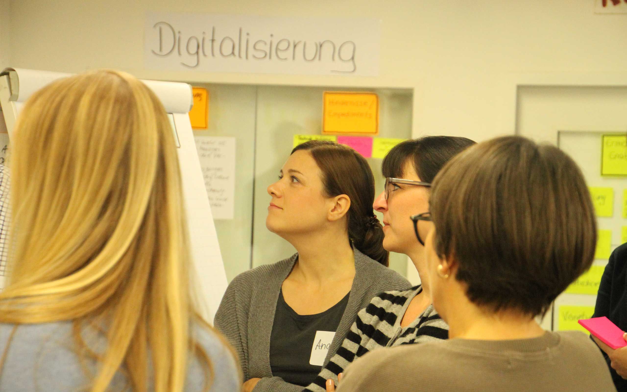 Mehrere Frauen hören einer Präsentation im kleinen Kreis zu (Digitalisierungsberatung)